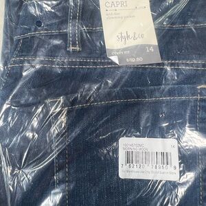 Adorable curvy Capri size 14 jean by style and company BNWT